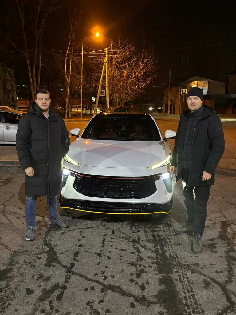 Не долго раздумывал куда обратиться за покупкой автомобиля, давно слежу за этой компанией на разных информационных платформах и выбор был очевиден.
Машину приобретал как подарок для супруги, нужен был кроссовер для города и выбор пал на Forthing T5 EVO. Подбором занимался менеджер Владислав, работа с ним была лёгкой, человек знает свое дело, поддержка по любым вопросам и в любое время, за это ему отдельное спасибо 🤝. Автомобиль подобрали быстро, всё проверили и по итогу мы его купили, заняло всё это дело буквально несколько дней. Дальше уже пошло сотрудничество с логистом Артёмом, этому человеку прям большой респект👍🤝. На всём пути следования машины всегда был на связи, отвечал на интересующие меня вопросы. Организовал и договорился о закупке и установке доп оборудования на автомобиль, плюс заказали ещё запчасти и расходники на предстоящие ТО. Машина приехала в срок, как и обговаривали, бонусом помыли машину и заправили полный бак бензина. Сотрудничеством с компанией Dzen Car остался доволен и остальным советую обращаться к ним, ребята молодцы👌🤝.
P.S. Самое главное, что жена рада подарку, машина прям 🔥