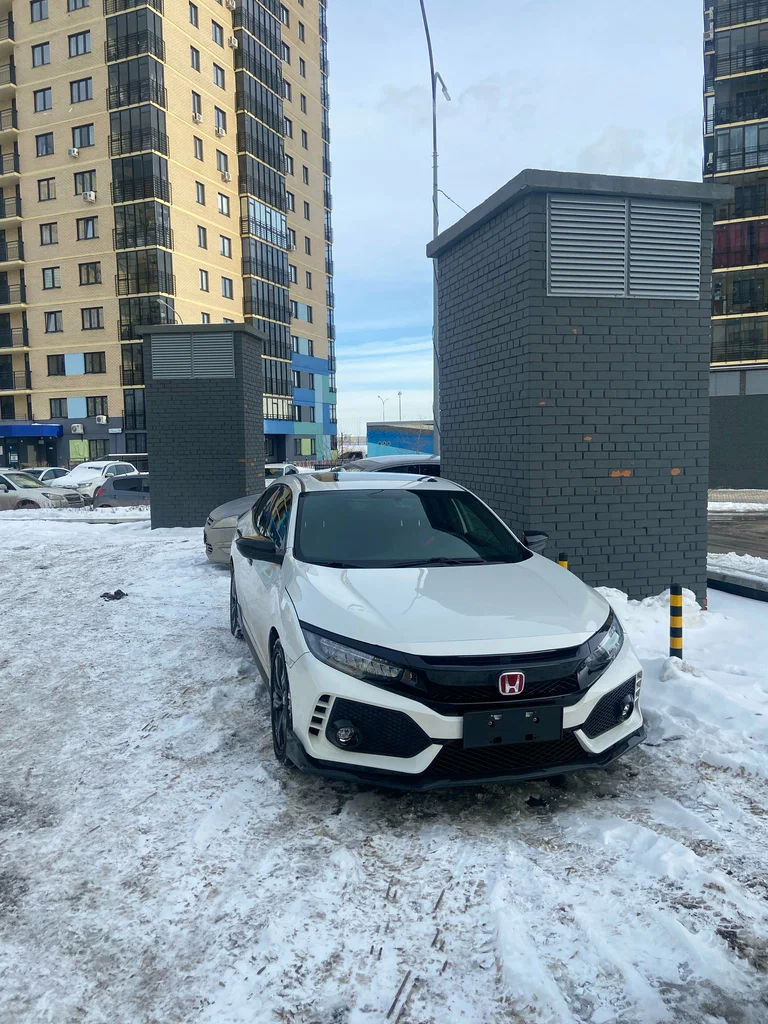 Познакомился с ДзенКар в середине февраля. Быстро нашли нужный нам автомобиль у дилера в Китае. Автомобиль с минимальным пробегом в заводском окрасе. Менеджер Артём был 24/7 на связи, оповещал о всех движениях автомобиля между инстанциями. Уже через две недели автомобиль стоял на стоянке во Владивостоке!
Через три недели в Тюмени. Доволен работой Артема и его команды. В перспективе планирую привезти ещё авто. Мне все понравилось
