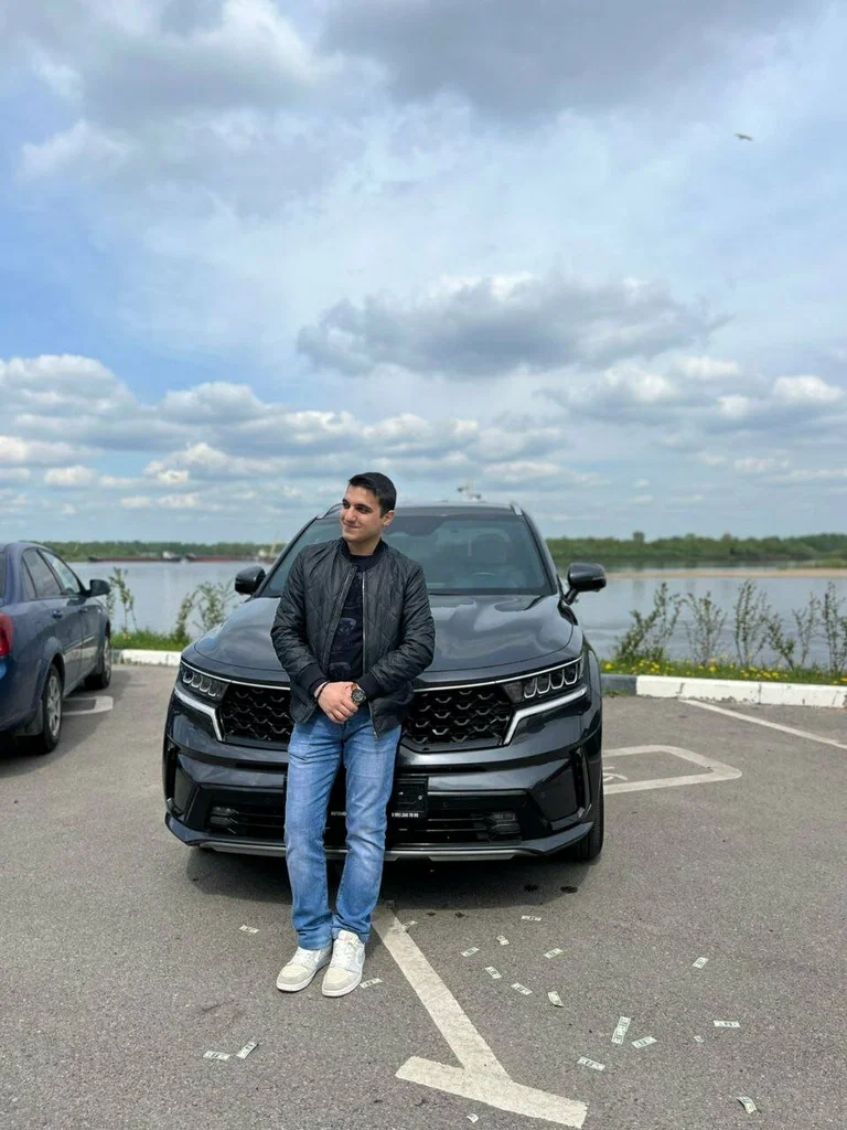 Пишу из города закатов и стрит-арта - Нижнего Новгорода.
От всей души выражаю огромную благодарность вашей команде за замечательную покупку автомобиля Kia Sorrento из Кореи! Особенную признательность хочу выразить Алексею и Артему — ваши менеджеры проявили высочайший профессионализм, быстроту реакции и исключительную внимательность!
Меня приятно удивила оперативная работа ваших специалистов: каждый мой вопрос оперативно решался, любые сомнения рассеивались четкими разъяснениями. Особенно ценно было подробное информирование по процедуре оформления автомобиля в России, благодаря которому процесс прошел гладко и комфортно.
Отдельное спасибо за помощь в подготовке всех необходимых документов — сотрудники продемонстрировали высокий уровень компетентности и ответственность.
Особое внимание хочется уделить атмосфере общения: атмосфера дружелюбия и взаимопонимания создавала ощущение семейного тепла и заботы. Вы словно стали настоящими братьями, искренне заинтересованными в моем благополучии.
Еще раз благодарю вас за вашу работу и желаю дальнейшего процветания вашему бизнесу! Надеюсь на дальнейшее сотрудничество и рекомендую компанию "Дзенкар" всем своим друзьям и знакомым