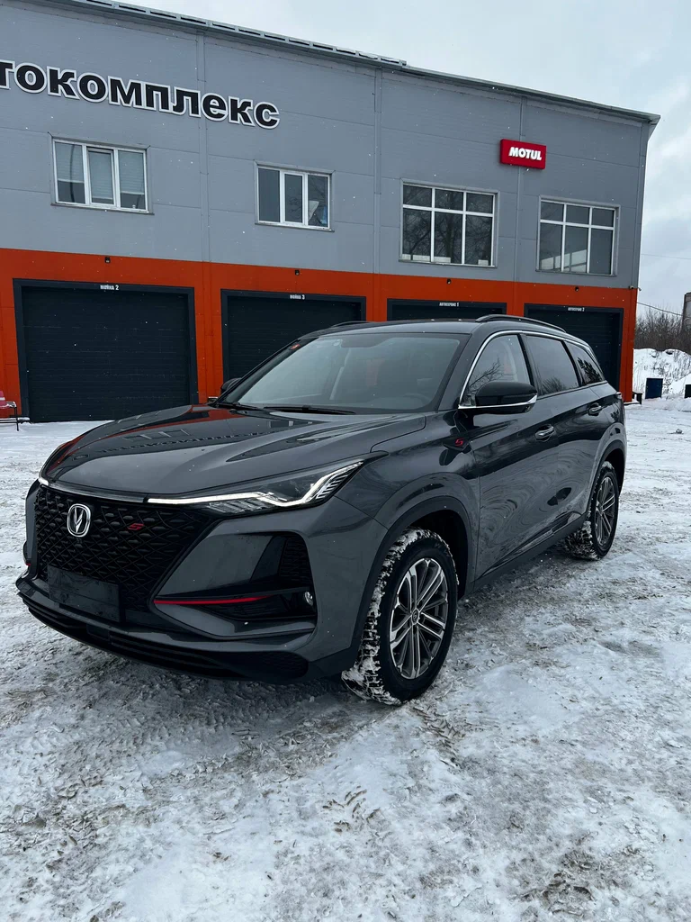 Через компанию Дзен Кар заказал автомобиль Changan cs75plus. От первого обращения до подписания договора считаные дни. Менеджер Андрей активно искал варианты авто и давал свои личные рекомендации, итогом стал выбор авто, пройдена его предварительная проверка и по рекомендации Андрея авто выкупаем.
Далее передали меня логисту Артему, отдельное спасибо за то что отвечал на мои вопросы и помогал на этапах!
Считаю что от момента покупки авто в Китае и до получения во Владивостоке сроки были быстрыми. Авто получил чистым и технически исправным. Проехал 5.500 тысяч и теперь этот красавчик радует меня!
Спасибо компании, буду рекомендовать Вас, вы красавчики🔥